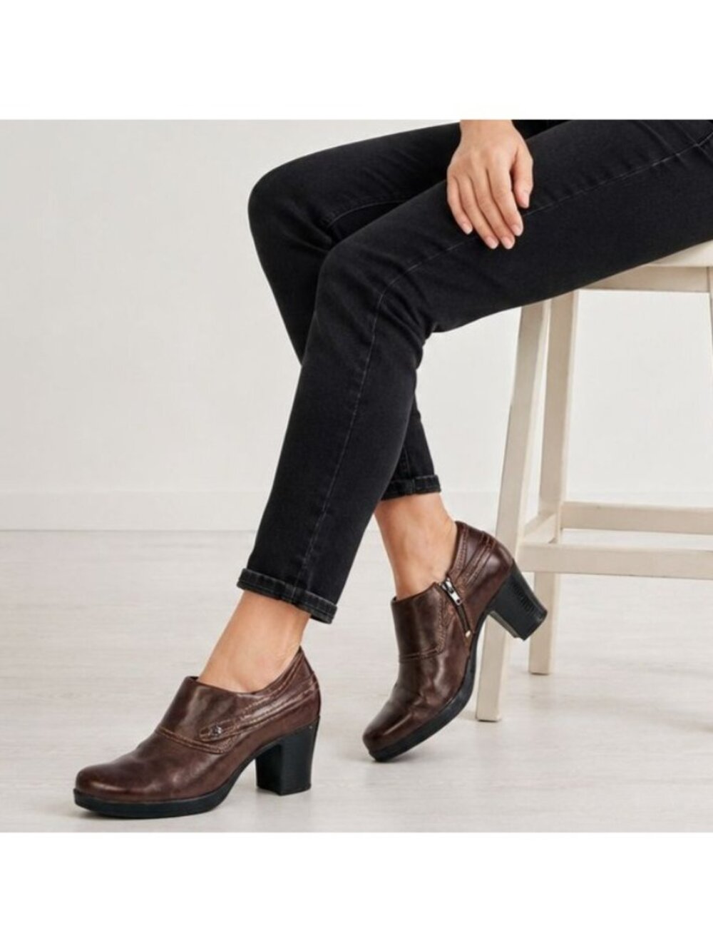 Clarks Womens Leather Ankle Boot Zip Block Heel Size Approx US 6M